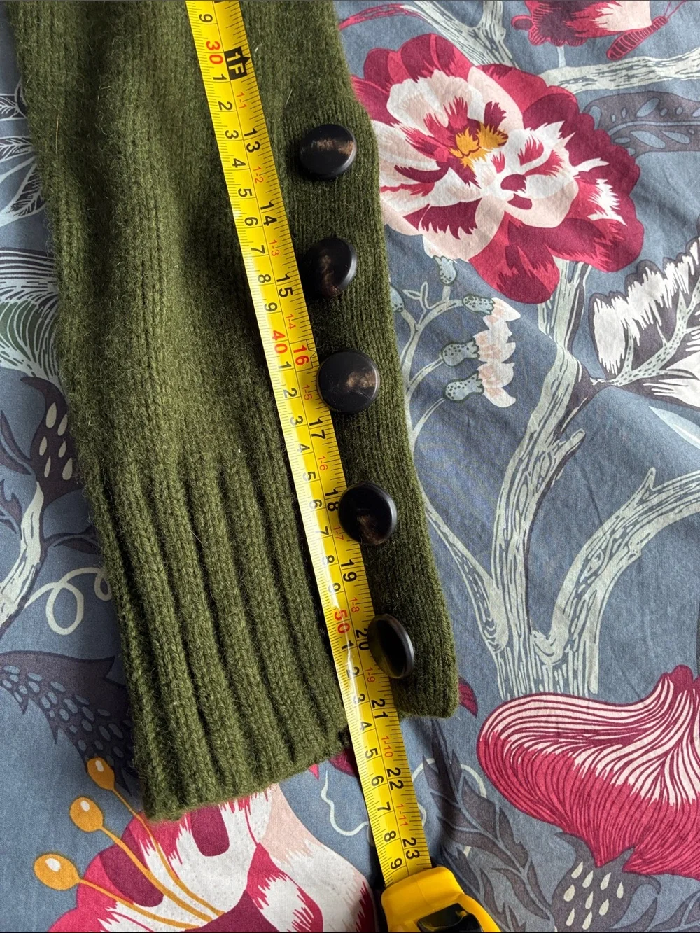 La Maille Sezane Women’s Olive Green Button-Sleeve Crewneck Sweater - Picture 5 of 7